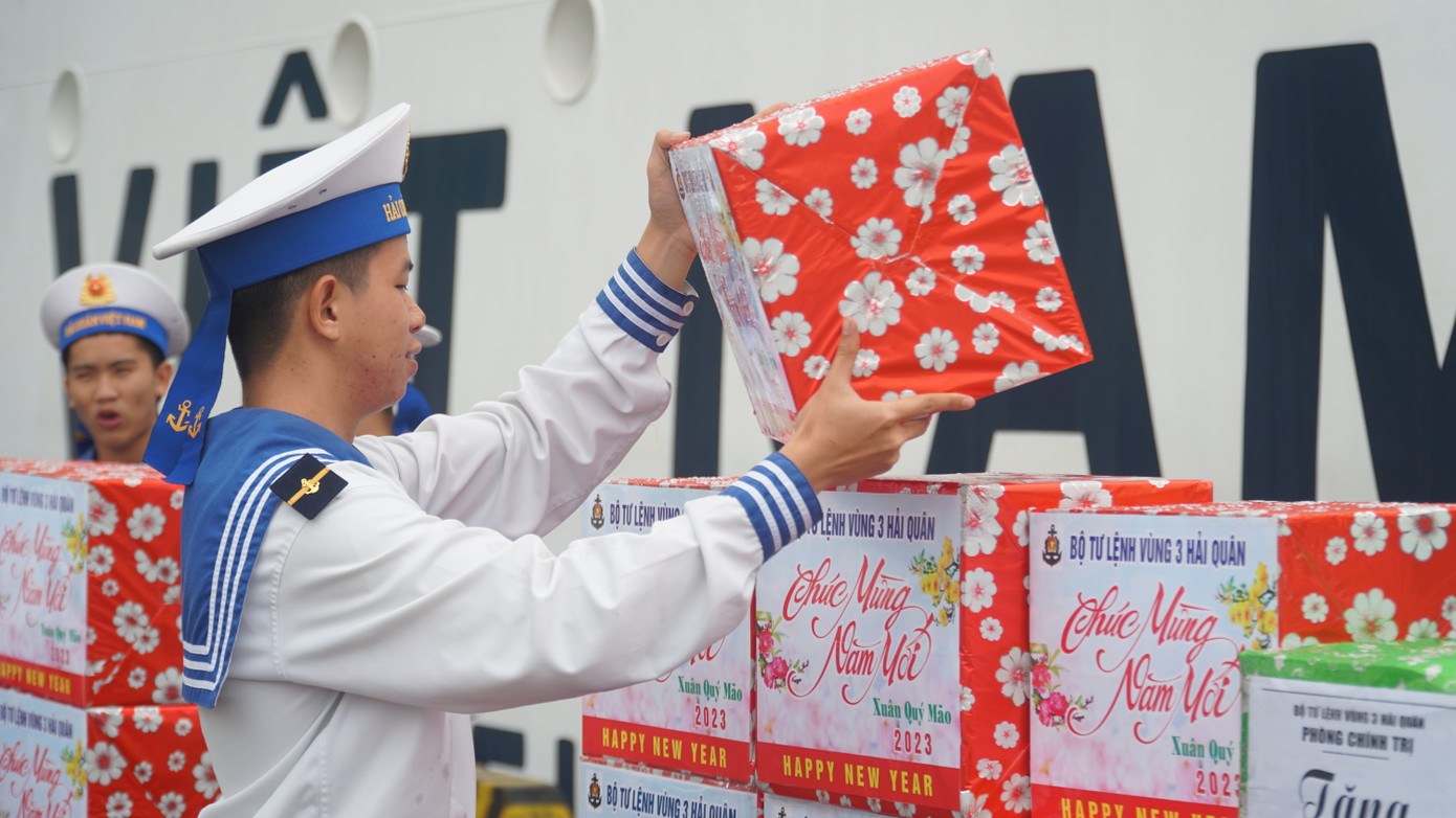 Các chiến sĩ Hải quân cẩn thận xếp quà. Ảnh: Thái Lâm.
