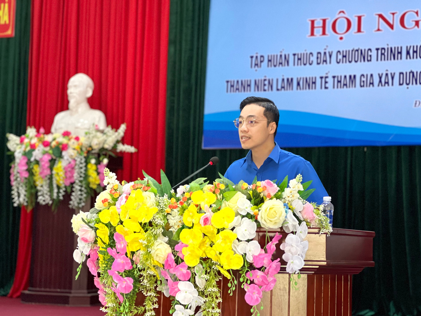 Anh Nguyễn Bảo Tân - Phó Bí thư Tỉnh Đoàn Kon Tum phát biểu tại hội nghị