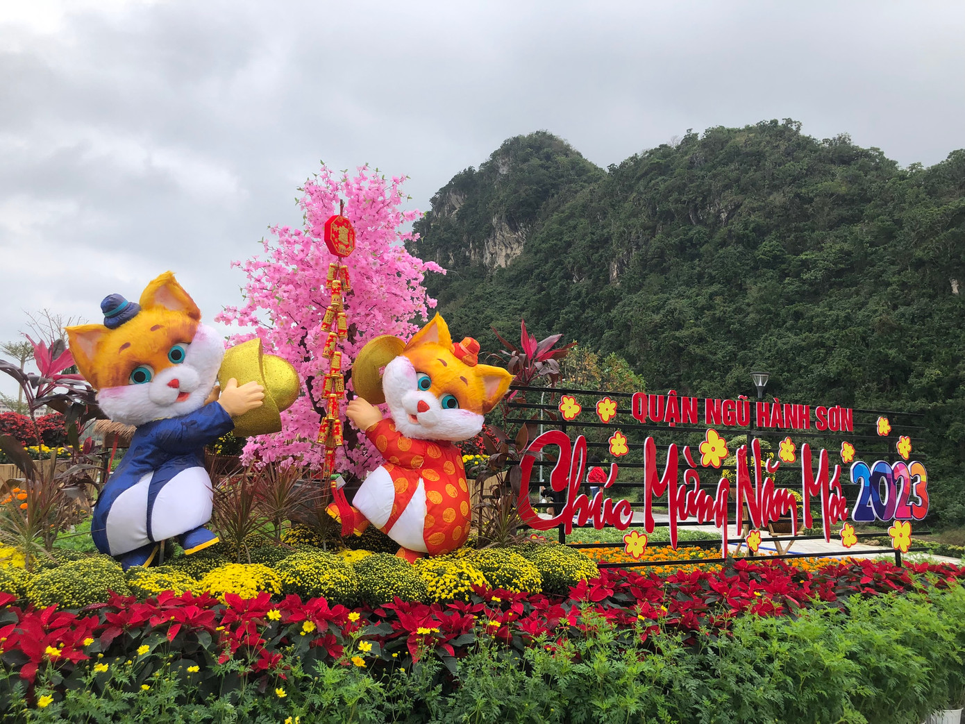 Trong khi đó, tại vườn hoa xuân dưới chân Danh thắng Ngũ Hành Sơn (quận Ngũ Hành Sơn), linh vật mèo được tạo hình với nét dễ thương, lém lỉnh.