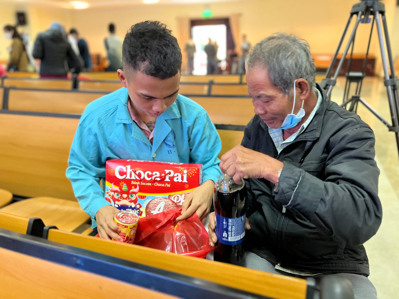 Các nhà hảo tâm đã thăm hỏi từng bệnh nhân, trao tặng 100 suất quà kèm theo tiền mặt hỗ trợ chi phí dịp Tết. Các nhà hảo tâm đã thăm hỏi từng bệnh nhân, trao tặng 100 suất quà kèm theo tiền mặt hỗ trợ chi phí dịp Tết.