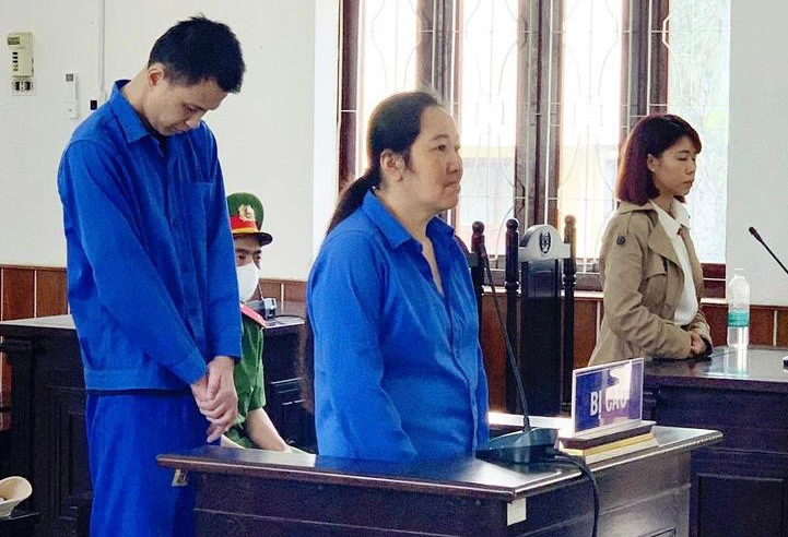 Hai bị cáo Loan và Duy (áo xanh) tại phiên toà