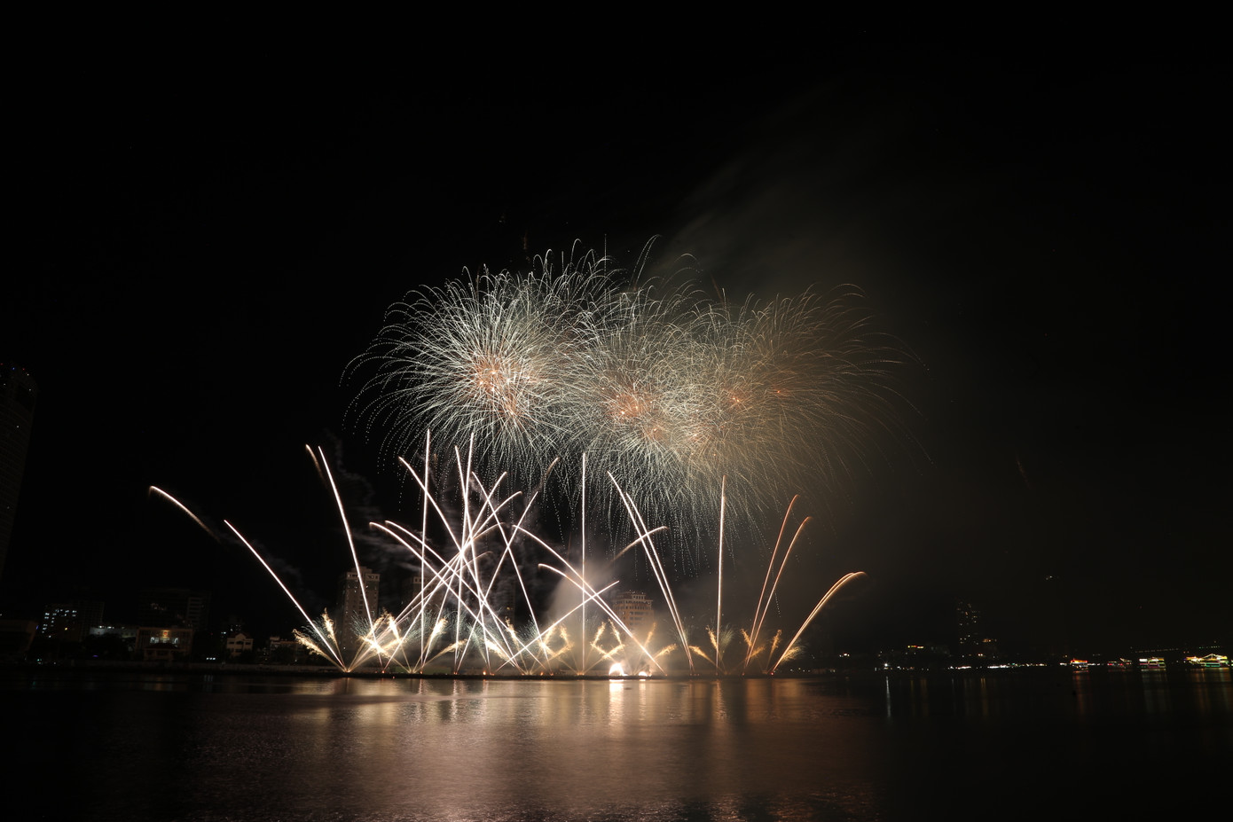 Bằng những kỹ thuật pháo hoa điêu luyện, đội tuyển Italia đã cho khán giả được chiêm ngưỡng phần trình diễn ngôn ngữ ánh sáng đầy tinh tế và lôi cuốn. Những hiệu ứng ánh sáng uyển chuyển, tinh tế trên những nền nhạc kinh điển như bản giao hưởng Định mệnh của Beethoven đã giúp khán giả không thể rời mắt.