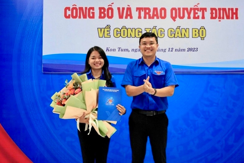 Tân Phó Bí thư Y Việt Sa nhận hoa và Quyết định tại buổi lễ