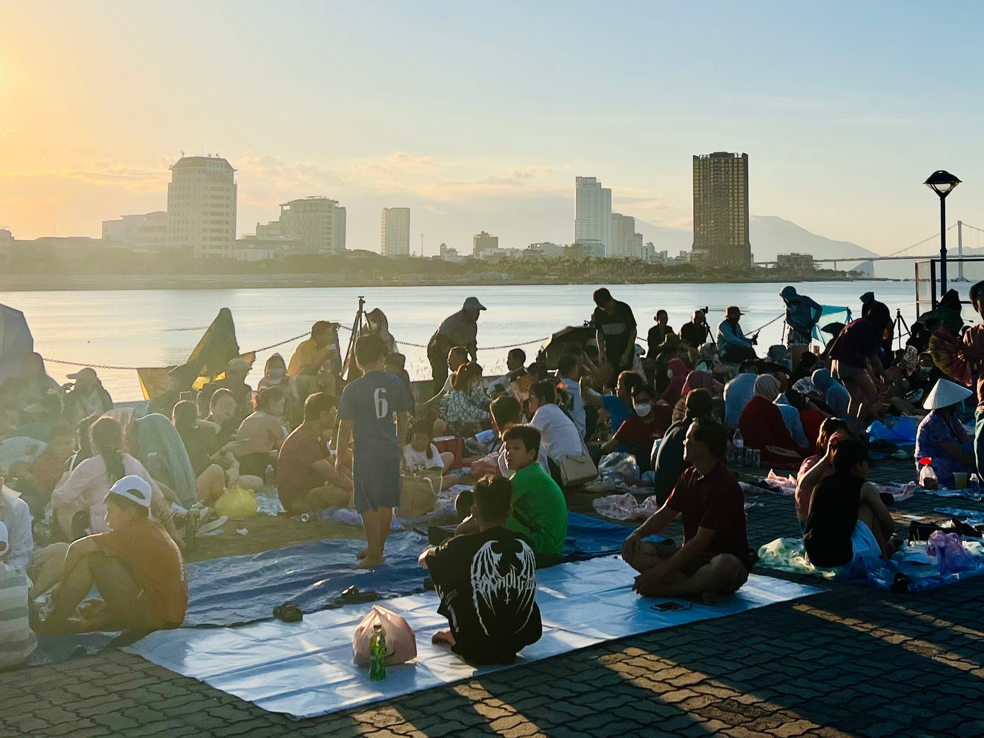 Dù rất nắng, nhiều người dân vẫn đổ về dọc đường Trần Hưng Đạo ngồi giữ chỗ. Dù rất nắng, nhiều người dân vẫn đổ về dọc đường Trần Hưng Đạo ngồi giữ chỗ.