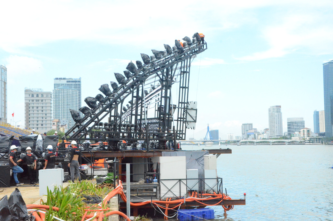 "Hiện công tác chuẩn bị sân khấu phần kết cấu tại bờ đông sông Hàn (quận Sơn Trà) đã đạt 98%. Ngoài thiết kế đặc biệt với một phần trên bờ và một phần vươn ra sông, sân khấu năm nay có khung giàn đèn nâng và công nghệ hiệu ứng led laser hiện đại, có thể nâng hạ một góc 87 độ, nhằm mang đến những góc nhìn đẹp nhất ra toàn cảnh khu vực bắn pháo hoa", anh Hưng chia sẻ.