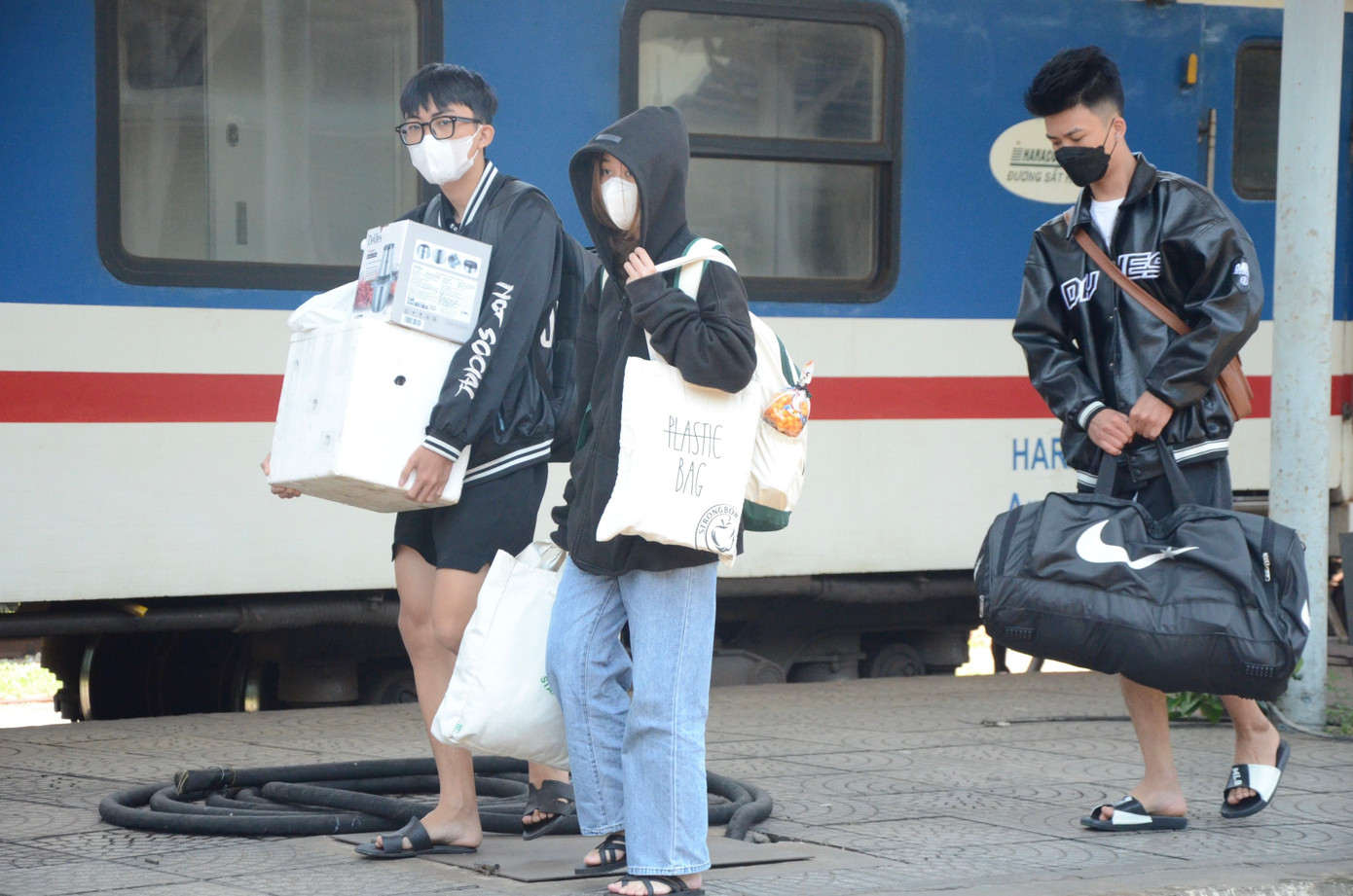 Trở lại sau chuỗi ngày nghỉ lễ, hàng trăm người dân lỉnh kỉnh xách đồ đạc ra cổng ga. Bạn Nguyễn Đình Nam (sinh viên ĐH Duy Tân, quê Quảng Bình) chia sẻ: "Trở lại trường để học tập sau kỳ nghỉ lễ, gia đình chuẩn bị cho em nhiều đồ quê mang đi ăn dần".
