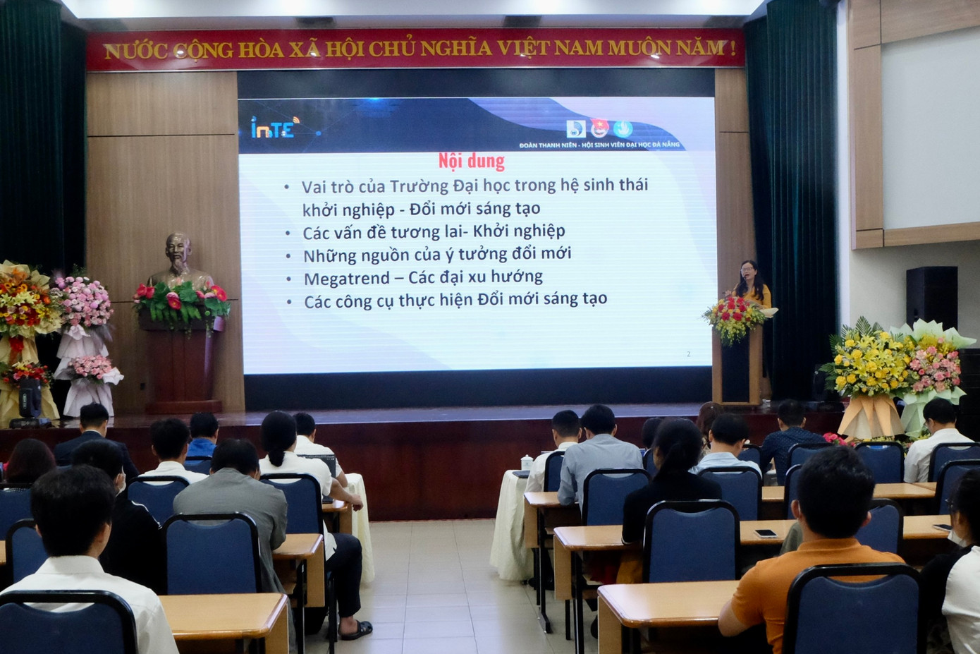 Tại buổi phát động, nhiều chuyên gia uy tín trình bày chuyên đề hỗ trợ, giúp sinh viên hoàn thiện trong quá trình tham gia cuộc thi. Tại buổi phát động, nhiều chuyên gia uy tín trình bày chuyên đề hỗ trợ, giúp sinh viên hoàn thiện trong quá trình tham gia cuộc thi.