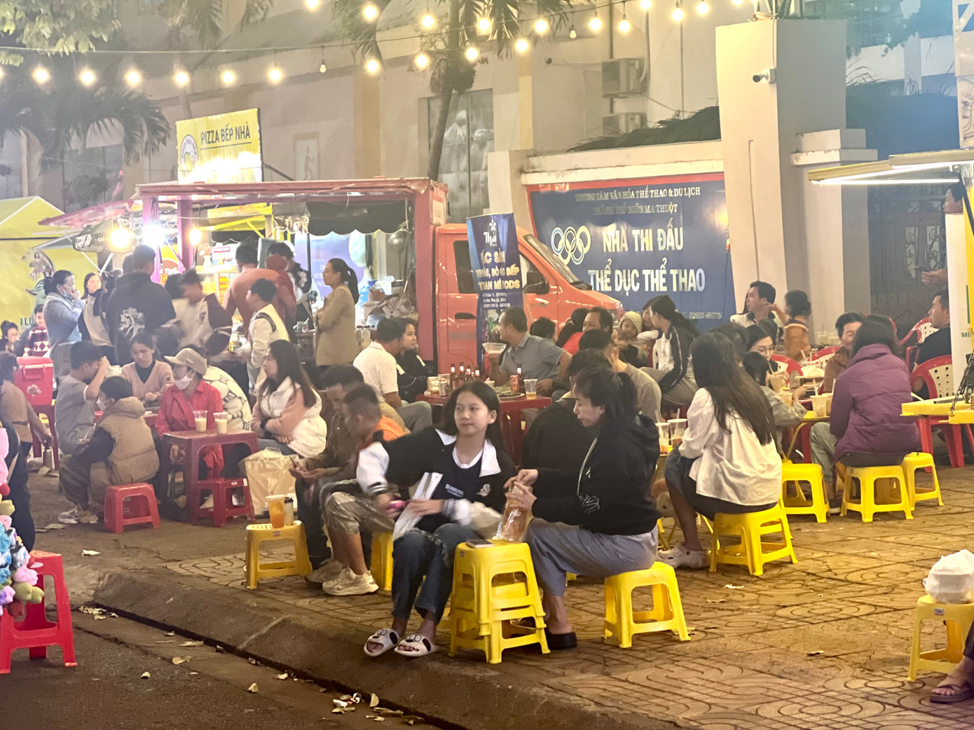 Hầu hết các quầy ăn tại phiên chợ kín bàn