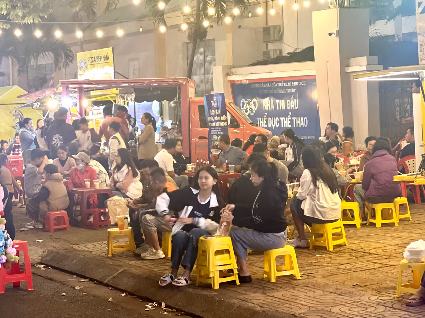 Hầu hết các quầy ăn tại phiên chợ kín bàn