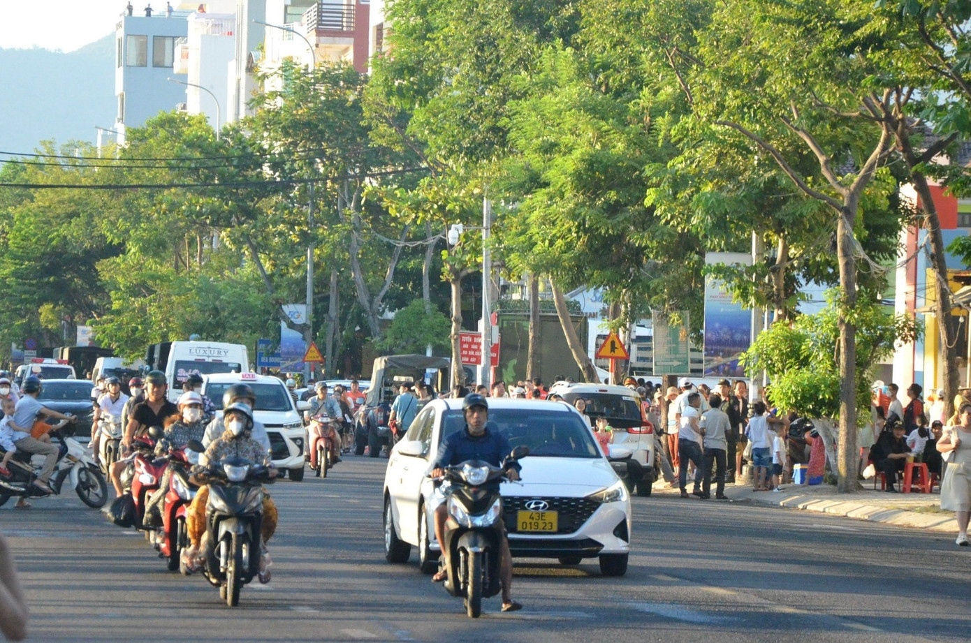 Càng về tối, người dân đổ về xem pháo hoa càng đông khiến tuyến đường Trần Hưng Đạo bờ Đông sông Hàn trở nên đông đúc. Càng về tối, người dân đổ về xem pháo hoa càng đông khiến tuyến đường Trần Hưng Đạo bờ Đông sông Hàn trở nên đông đúc.