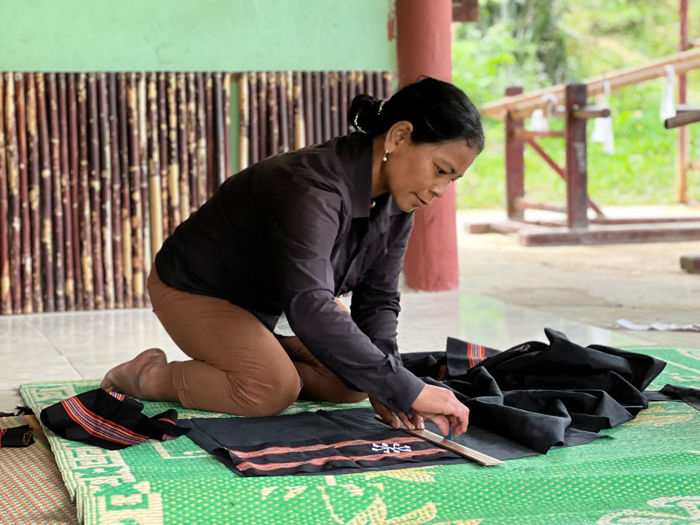 Theo nhiều thợ dệt, đầu ra chủ yếu được vài cơ sở bán hàng lưu niệm tại Hội An, Đà Nẵng đặt hàng. Một số chủ sạp vải ở TP Hội An, Đà Nẵng tự thiết kế mẫu mã, yêu cầu thì họ làm theo mẫu đó. Ngoài ra, một số sản phẩm đã được khách hàng đặt mua, đặc biệt là du khách nước ngoài.