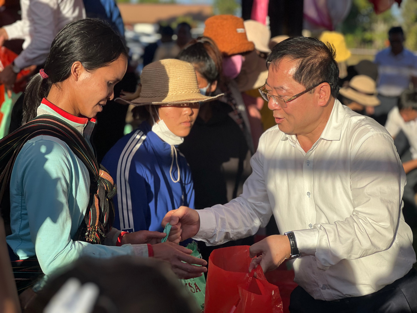 Tổng Biên tập Báo Tiền Phong tặng quà cho bà con buôn KĐoh Tổng Biên tập Báo Tiền Phong tặng quà cho bà con buôn KĐoh