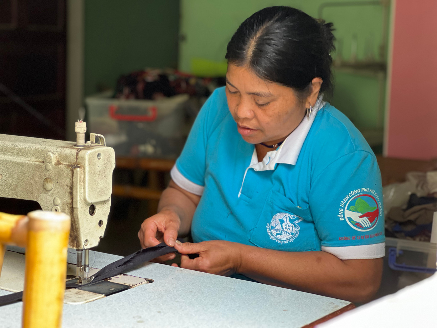 "Hiện nay các thành viên tổ hợp tác dệt thổ cẩm thôn Đhrôồng tâm huyết với nghề dệt của cha ông nhưng các chị em phụ nữ trong tổ vẫn chưa có nguồn thu nhập ổn định từ nghề thủ công truyền thống này. Đầu ra đang còn bị tắc nghẽn, khó tiêu thụ", tổ trưởng tổ hợp tác cho hay.