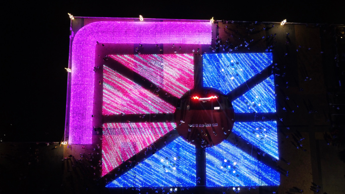 Không gian trình diễn ánh sáng nghệ thuật sẽ bật đèn từ 18h30 - 22h và diễn ra trong vòng 12 ngày (từ ngày 12 - 23/7) tại Công viên bờ tây cầu Rồng (quận Hải Châu).