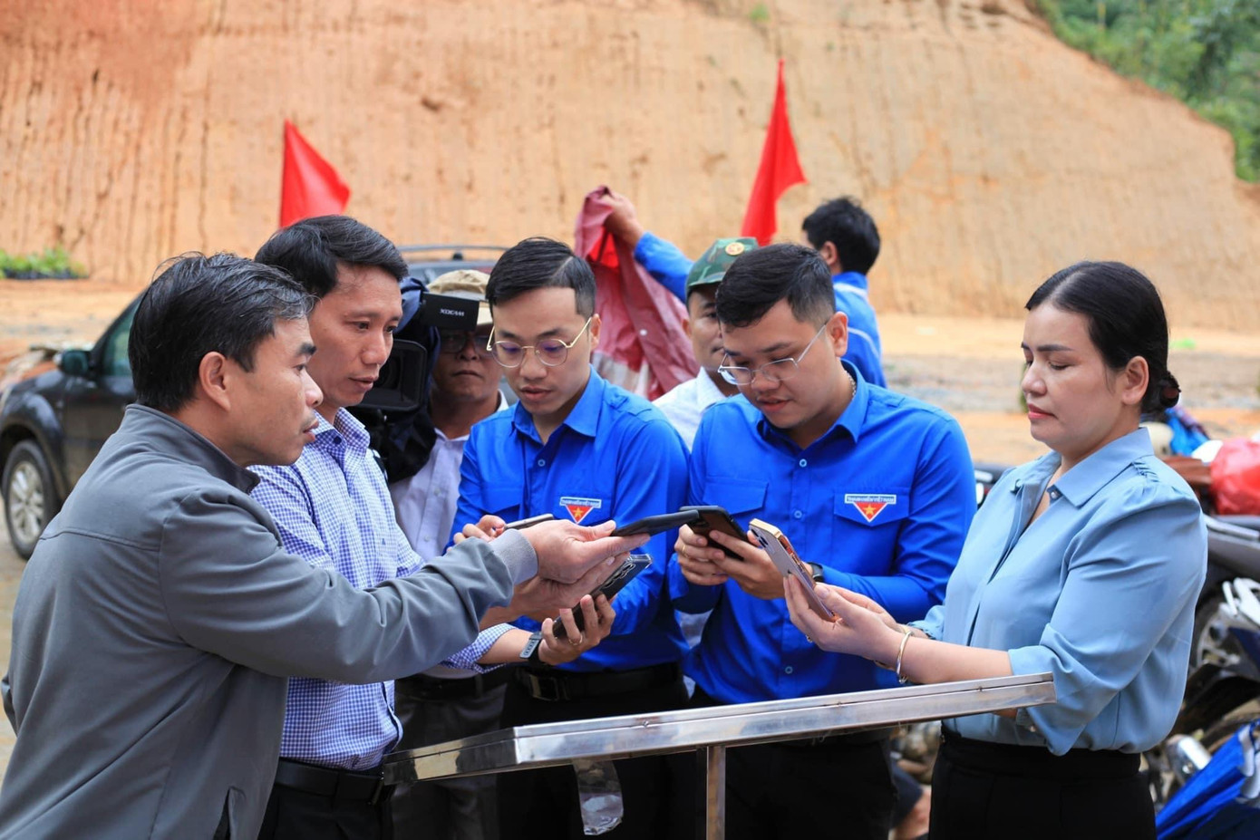 ĐVTN các cấp trải nghiệm quét mã QR tại các địa chỉ đỏ