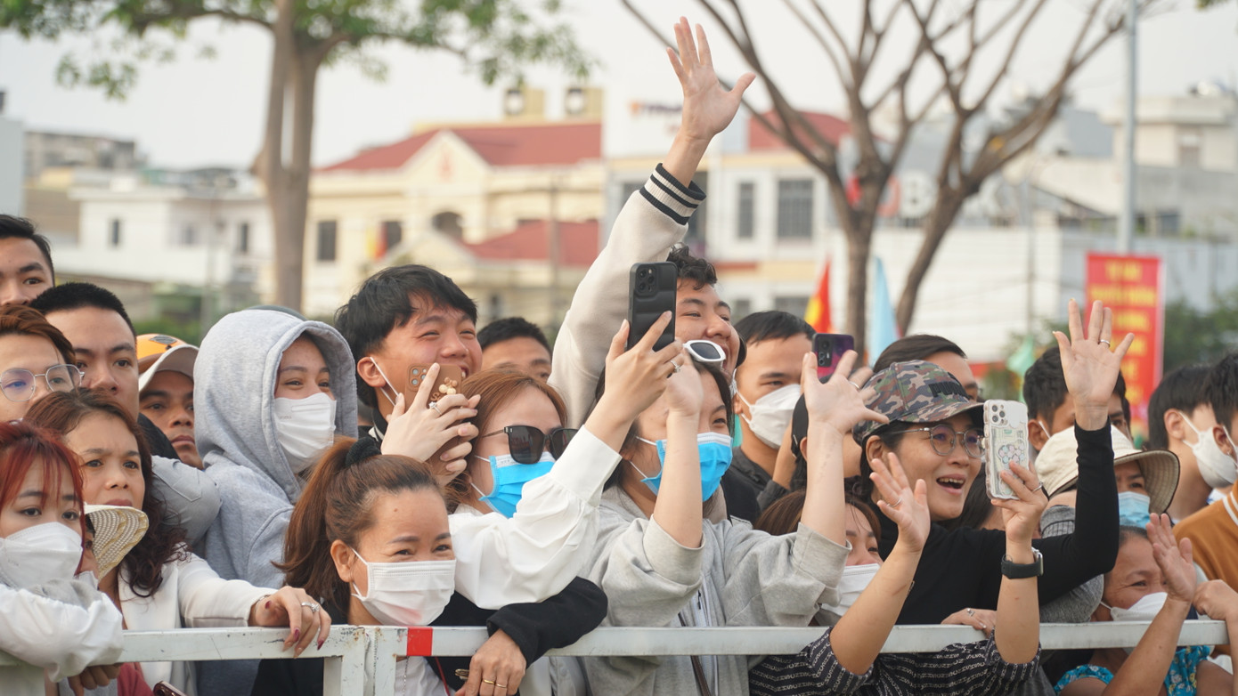 Người thân, bạn bè cổ vũ tinh thần, chúc các tân binh nhập ngũ hoàn thành tốt nhiệm vụ trong thời gian thực hiện nghĩa vụ.