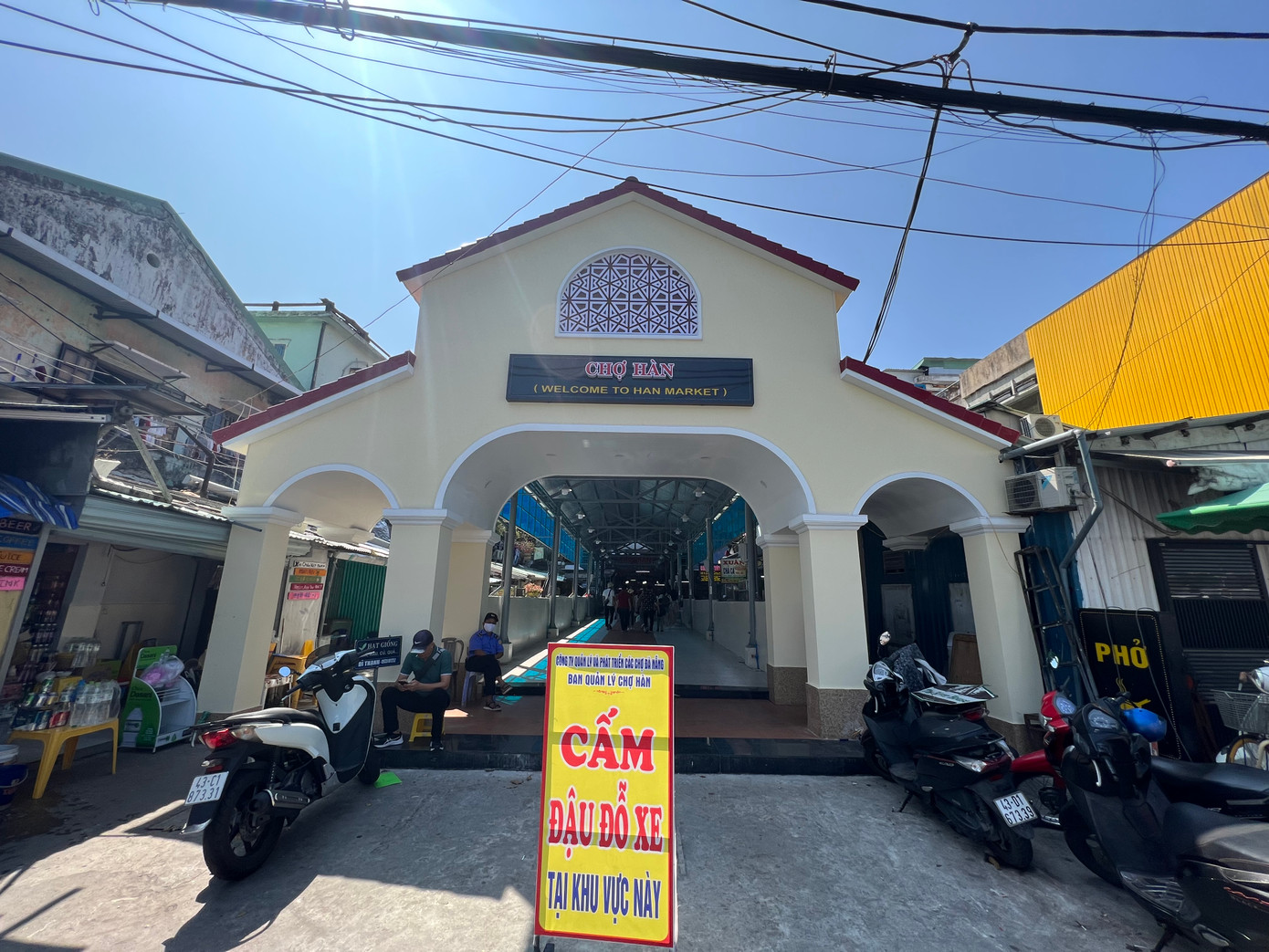 Hai cổng chính được trang trí để trở thành hai điểm check-in nhằm quảng bá và thu hút bạn bè quốc tế và du khách đến với Đà Nẵng. Hai cổng chính được trang trí để trở thành hai điểm check-in nhằm quảng bá và thu hút bạn bè quốc tế và du khách đến với Đà Nẵng.