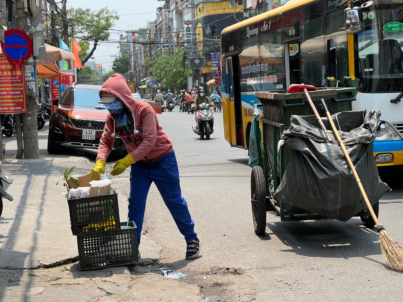 Dưới nắng nóng gay gắt, chị Đặng Thị Thủy (35 tuổi, trú ở quận Thanh Khê), nhân viên lao công vẫn miệt mài hoàn thành công việc từ trưa tới chiều.