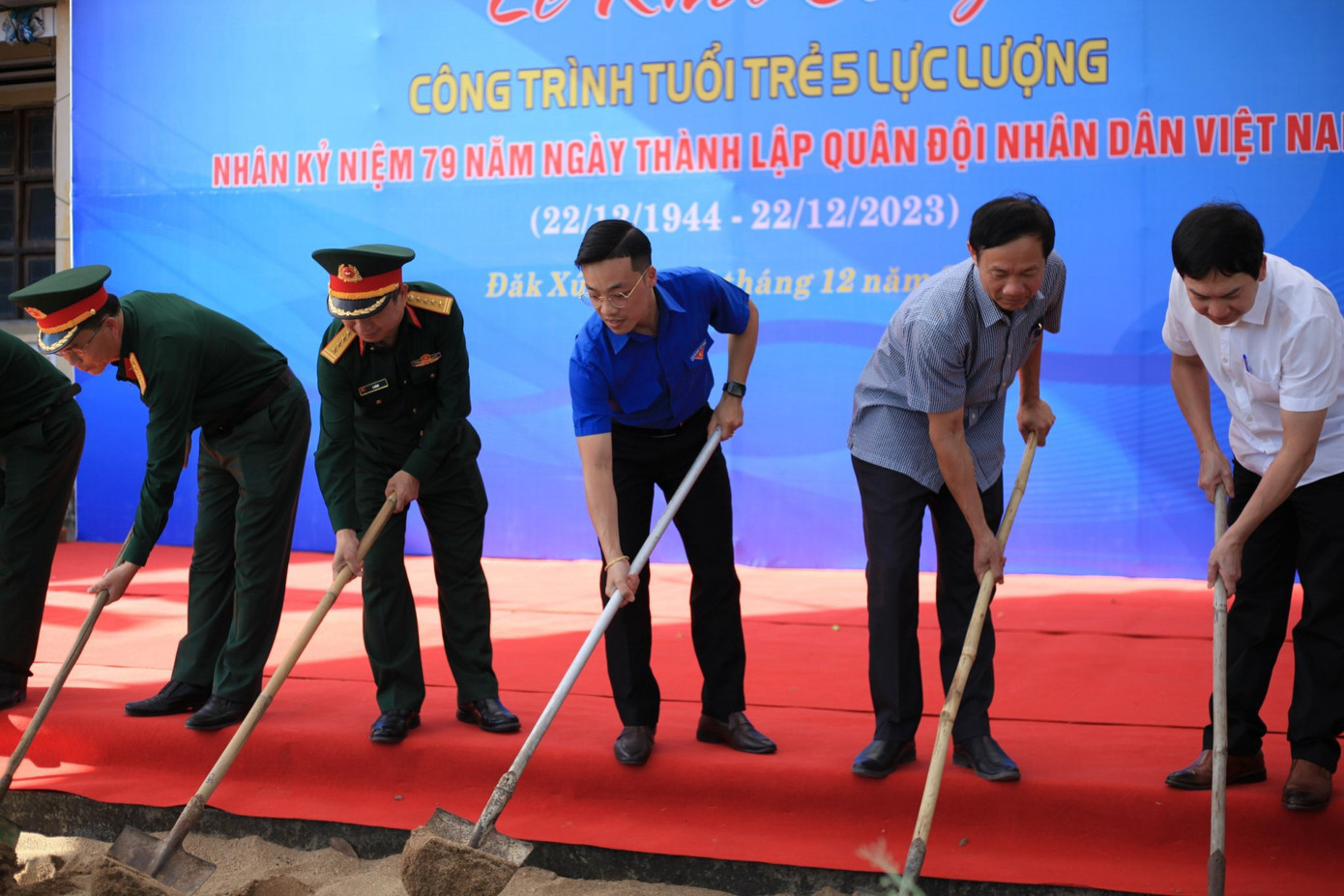 Các đại biểu động thổ khởi công “Công trình tuổi trẻ 5 lực lượng" Các đại biểu động thổ khởi công “Công trình tuổi trẻ 5 lực lượng"