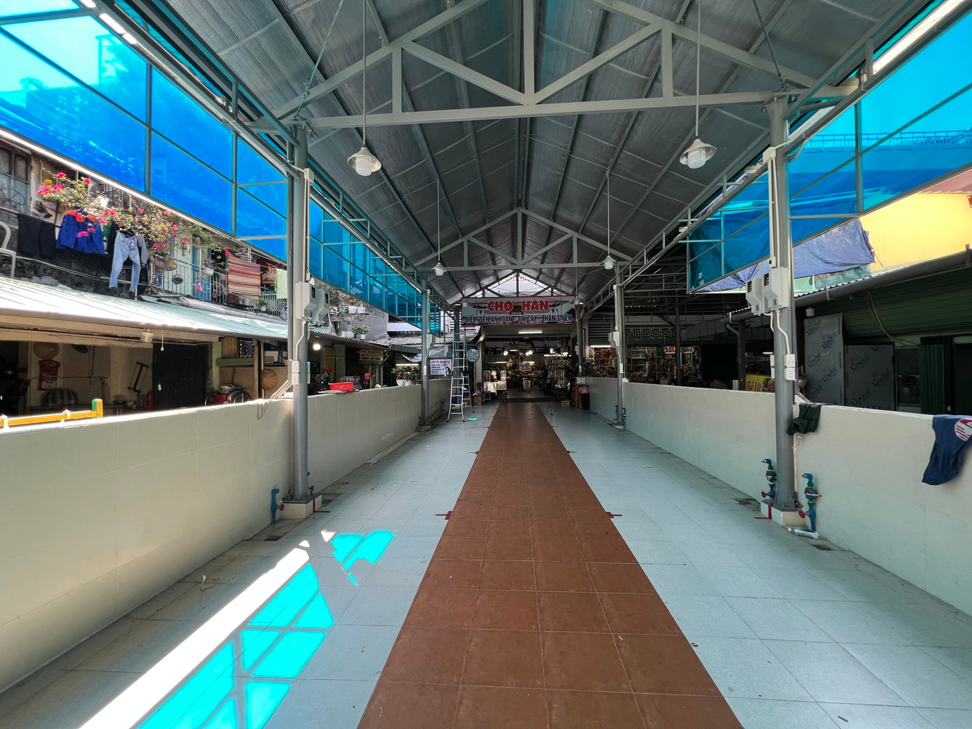 Hiện chợ Hàn có khoảng 800 tiểu thương kinh doanh buôn bán. Sau khi hoàn thành dự án, chợ Hàn trở thành chợ điểm phục vụ du lịch, theo hướng kết hợp chợ truyền thống và chợ hiện đại. Hiện chợ Hàn có khoảng 800 tiểu thương kinh doanh buôn bán. Sau khi hoàn thành dự án, chợ Hàn trở thành chợ điểm phục vụ du lịch, theo hướng kết hợp chợ truyền thống và chợ hiện đại.