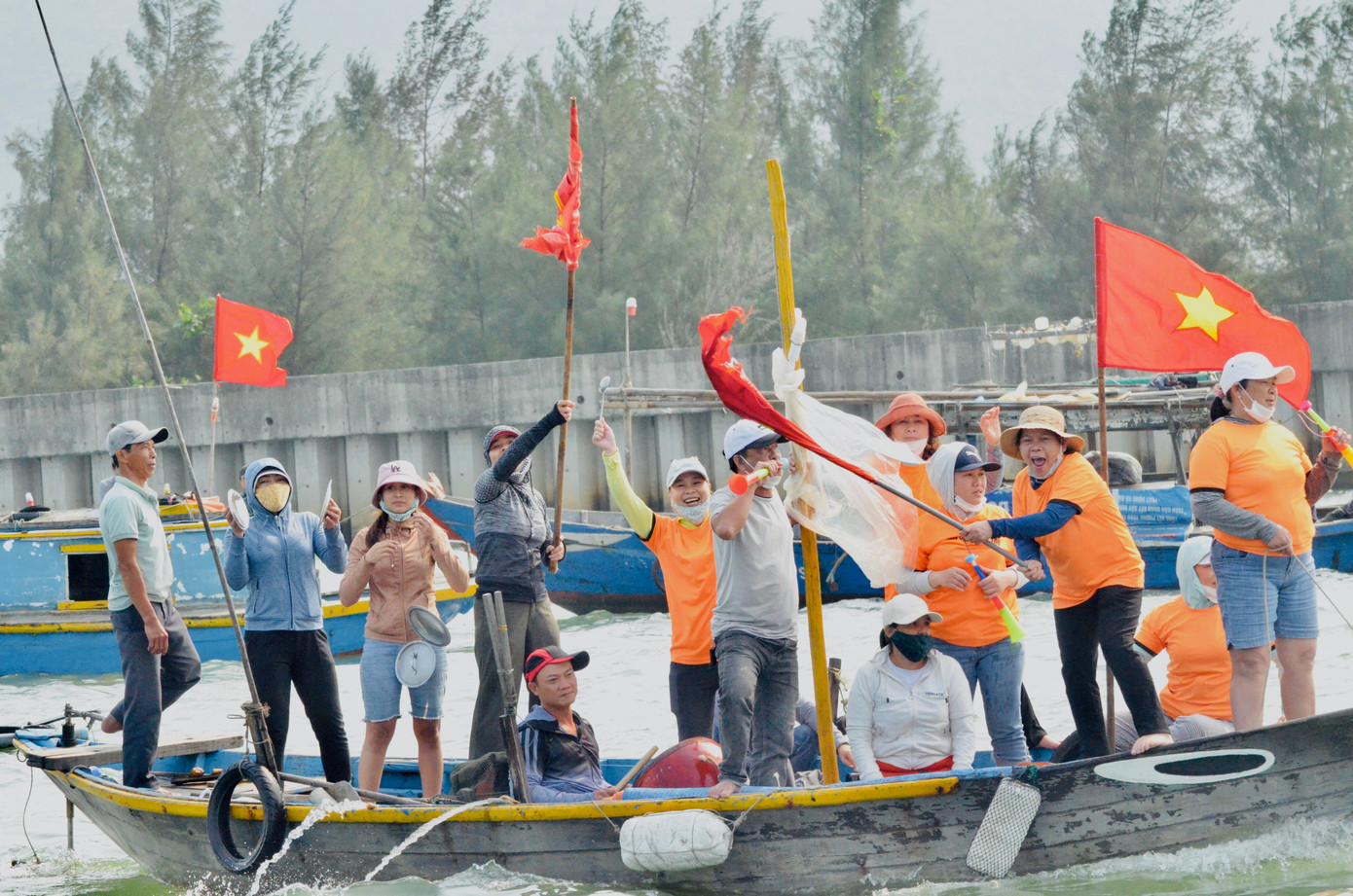 Xoong nồi, xô chậu, cờ tổ quốc là vật dụng các cổ động viên dùng để cổ vũ trong giải đua thuyền truyền thống sôi động của ngư dân Phường Nại Hiên Đông (quận Sơn Trà, TP Đà Nẵng) sáng nay. Ảnh: Thái Lâm.
