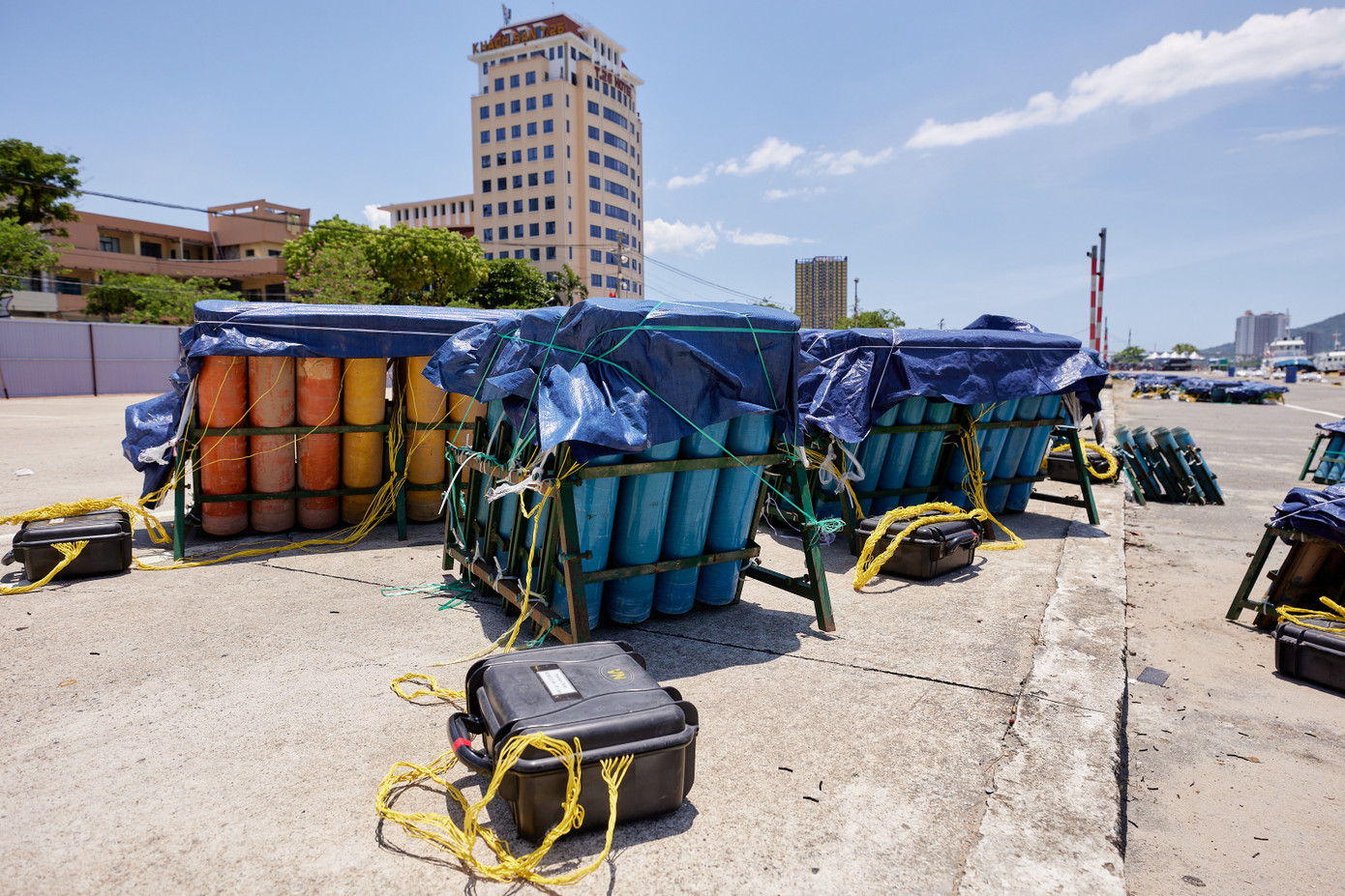 Hệ thống pháo hoa của hai đội thi đêm khai mạc đã lắp đặt xong, che đậy cẩn thận chờ đến giờ "khai hỏa".