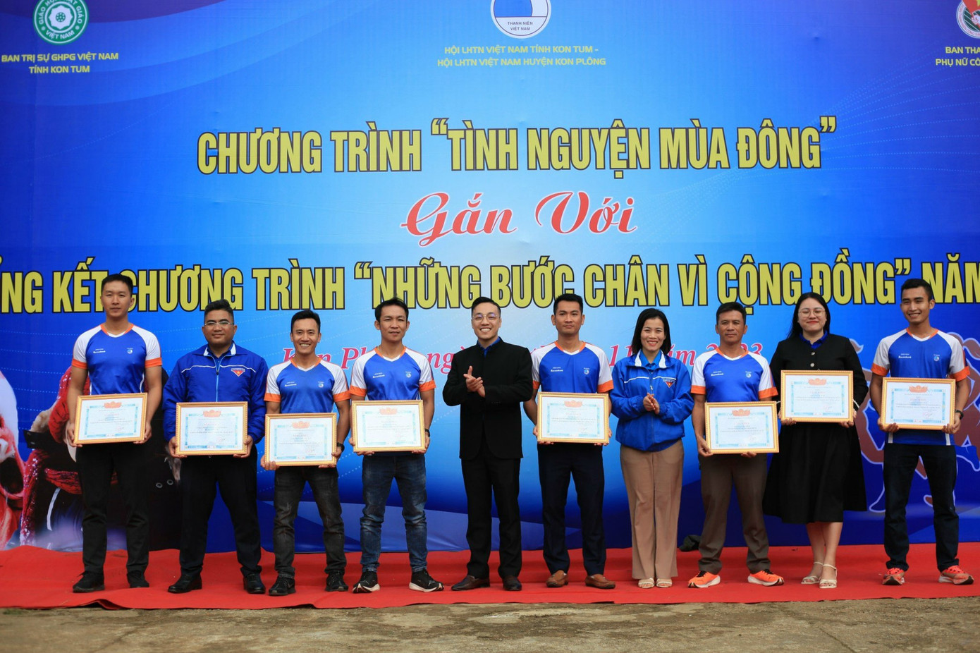 Trong khuôn khổ, BTC đã khen thưởng 18 cá nhân, 8 tập thể có thành tích xuất sắc trong triển khai, tham gia chương trình “Những bước chân vì cộng đồng năm 2023” trên địa bàn.