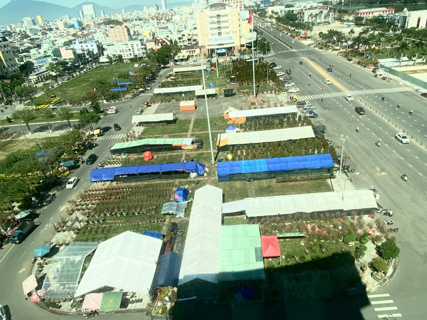 Những ngày giáp Tết Nguyên đán, tại nhiều tuyến phố lớn trên địa bàn TP Đà Nẵng bắt đầu bày bán đa dạng các loại hoa, cây cảnh, như đường Nguyễn Đình Tựu (quận Thanh Khê), đường Lê Đại Hành (quận Cẩm Lệ), đường Lê Thanh Nghị (quận Hải Châu). Trong ảnh: Khu chợ hoa Tết Quý Mão lớn nhất Đà Nẵng tại Quảng trường 2/9. Ảnh: Thái Lâm.