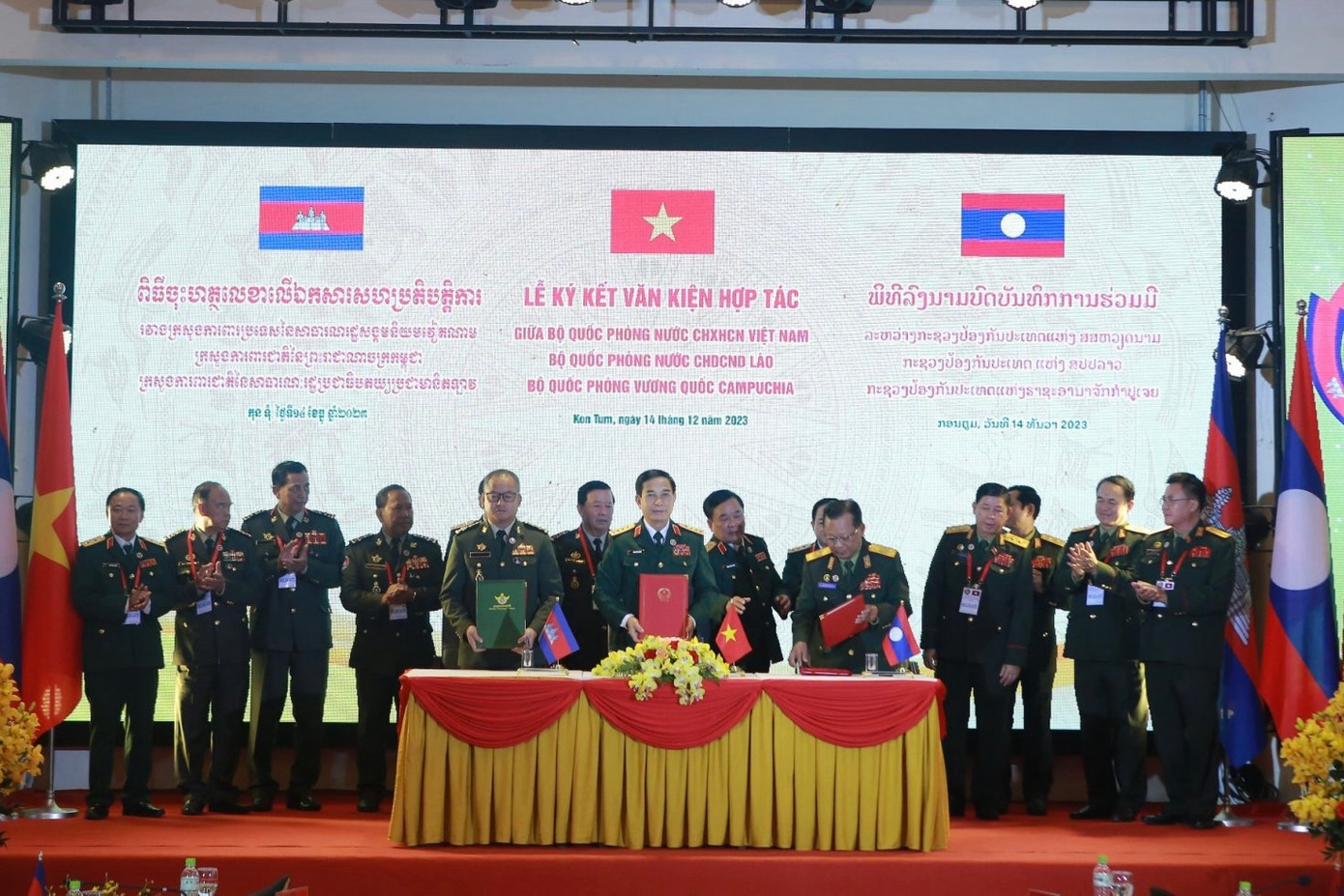 Bộ trưởng Bộ Quốc phòng ba nước Việt Nam - Lào - Campuchia ký kết các văn kiện hợp tác.