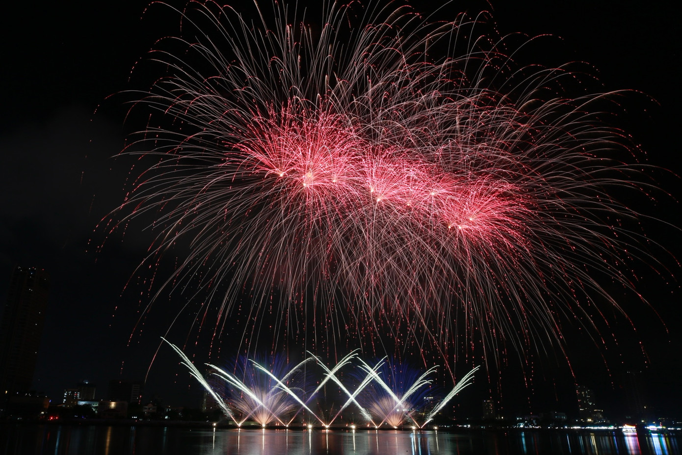 Trong khi đó, đội Vương quốc Anh mang tới những bức họa ánh sáng khổng lồ, tạo ra hiệu ứng thật khác biệt, mạnh mẽ và giàu cảm xúc.