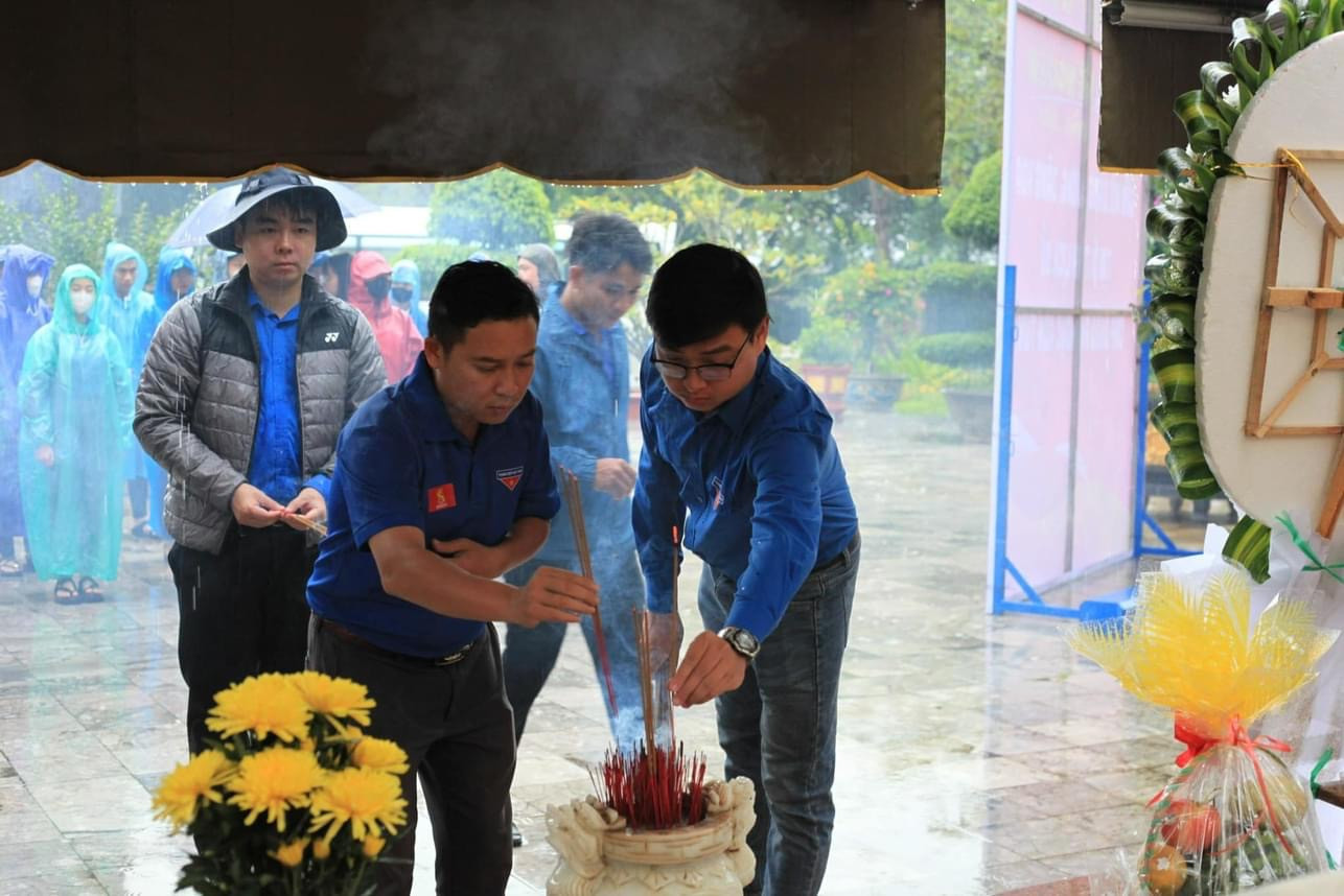 Trong ngày đầu tiên, đoàn đã dâng hương, dâng hoa tại Di tích lịch sử cấp quốc gia Ngục Kon Tum (TP.Kon Tum), Di tích lịch sử cách mạng Điểm cao 601 (huyện Đăk Hà).
