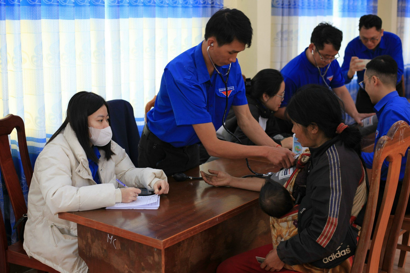 Cũng dịp này, Hội Thầy Thuốc trẻ Kon Tum tổ chức khám tư vấn sức khỏe, khám bệnh và cấp phát thuốc miễn phí cho hơn 300 lượt người dân khó khăn tại xã Măng Cành.