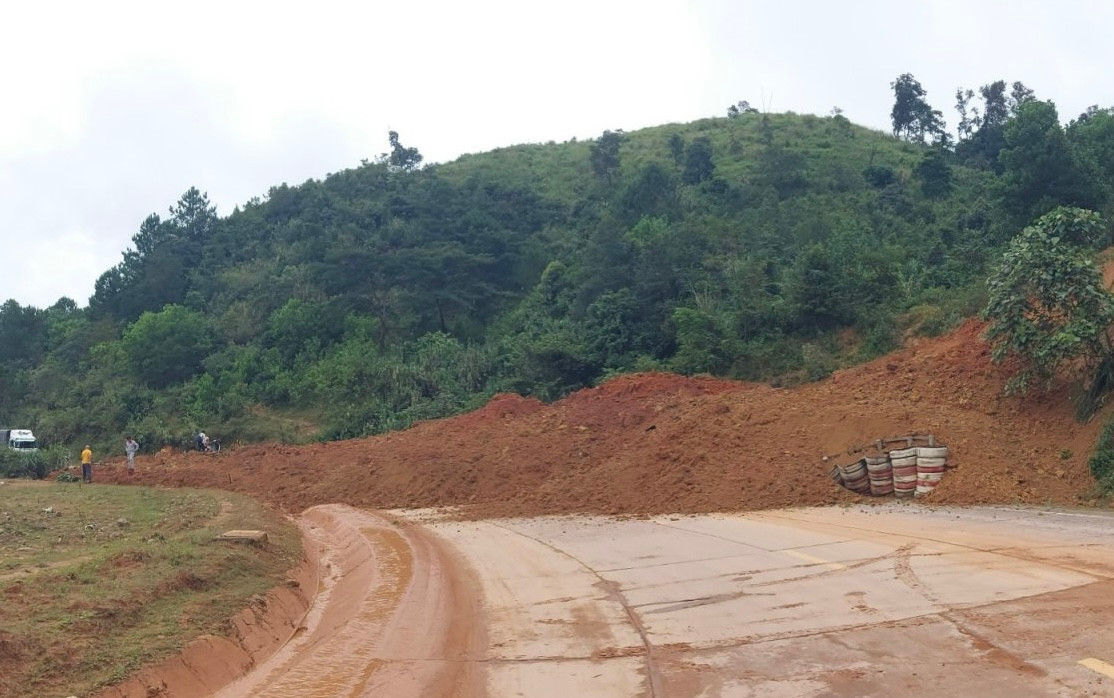 Hiện trường vụ sạt lở tại km1425+050 đường Hồ Chí Minh