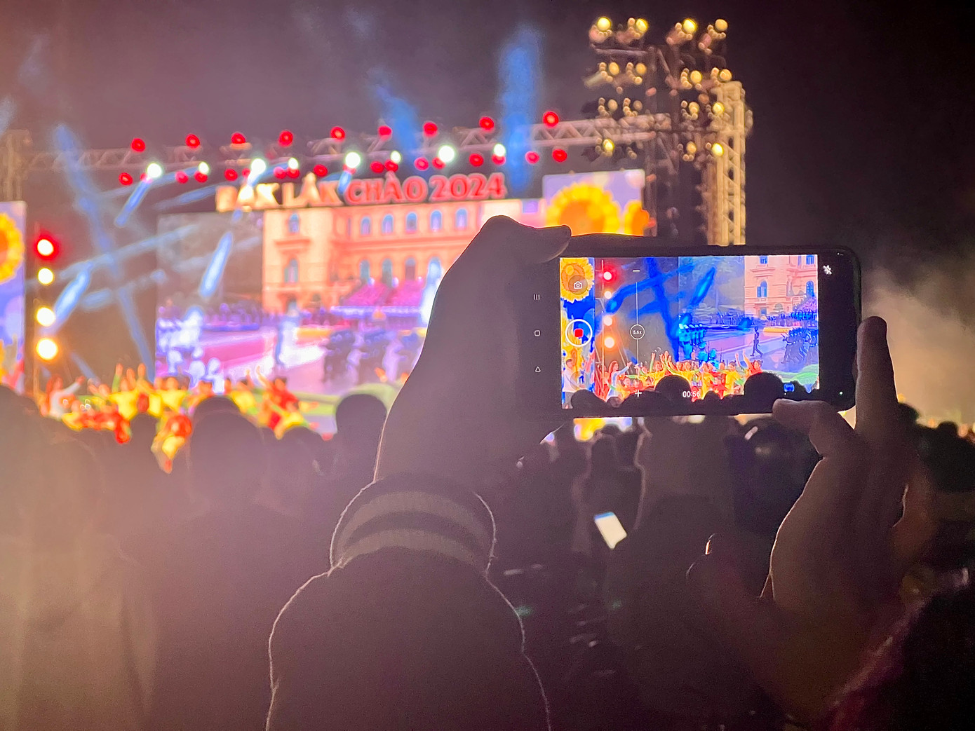 Người dân lưu giữ kỷ niệm các tiết mục văn nghệ