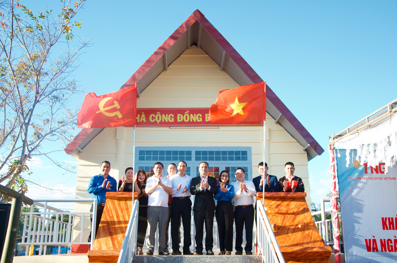 Các đại biểu chụp hình lưu niệm trước nhà cộng đồng Các đại biểu chụp hình lưu niệm trước nhà cộng đồng