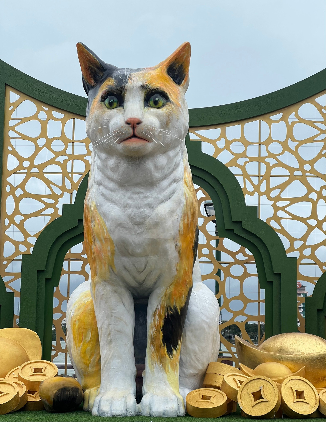 Cao 3,5m, linh vật mèo 'khổng lồ' ngồi bên đống vàng với ánh mắt khá xa xăm. Nhiều người dân cho rằng đôi mắt linh vật mèo này nhìn hơi bất ngờ.