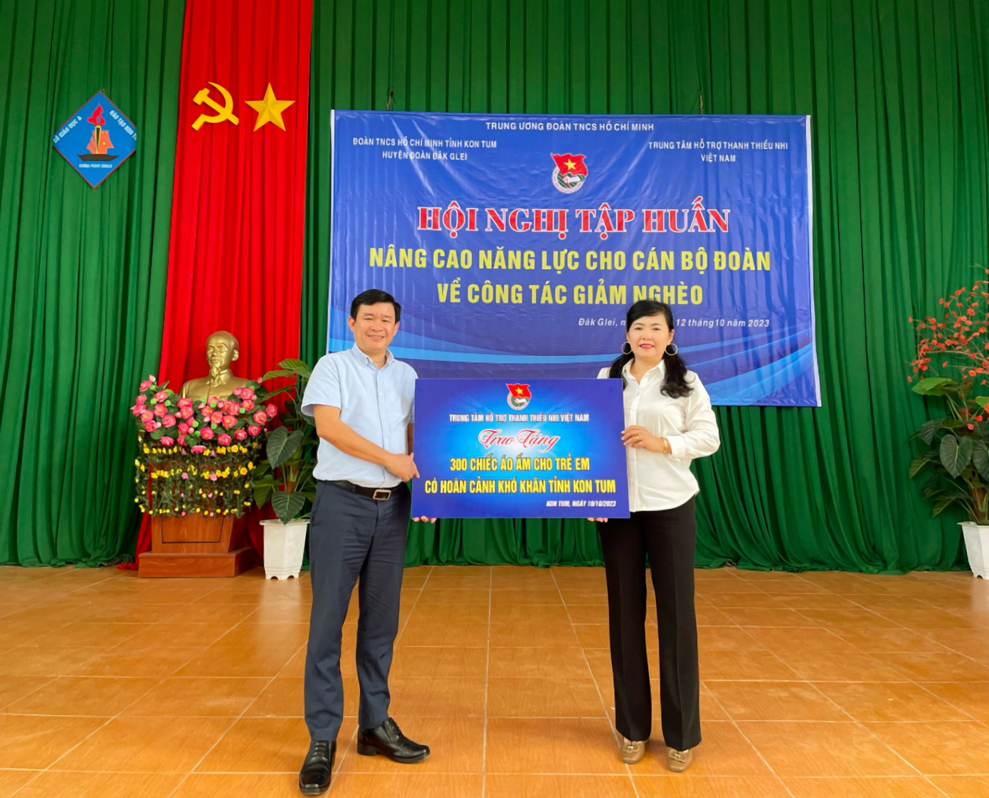 Trao tặng 300 chiếc áo ấm cho trẻ em có hoàn cảnh khó khăn