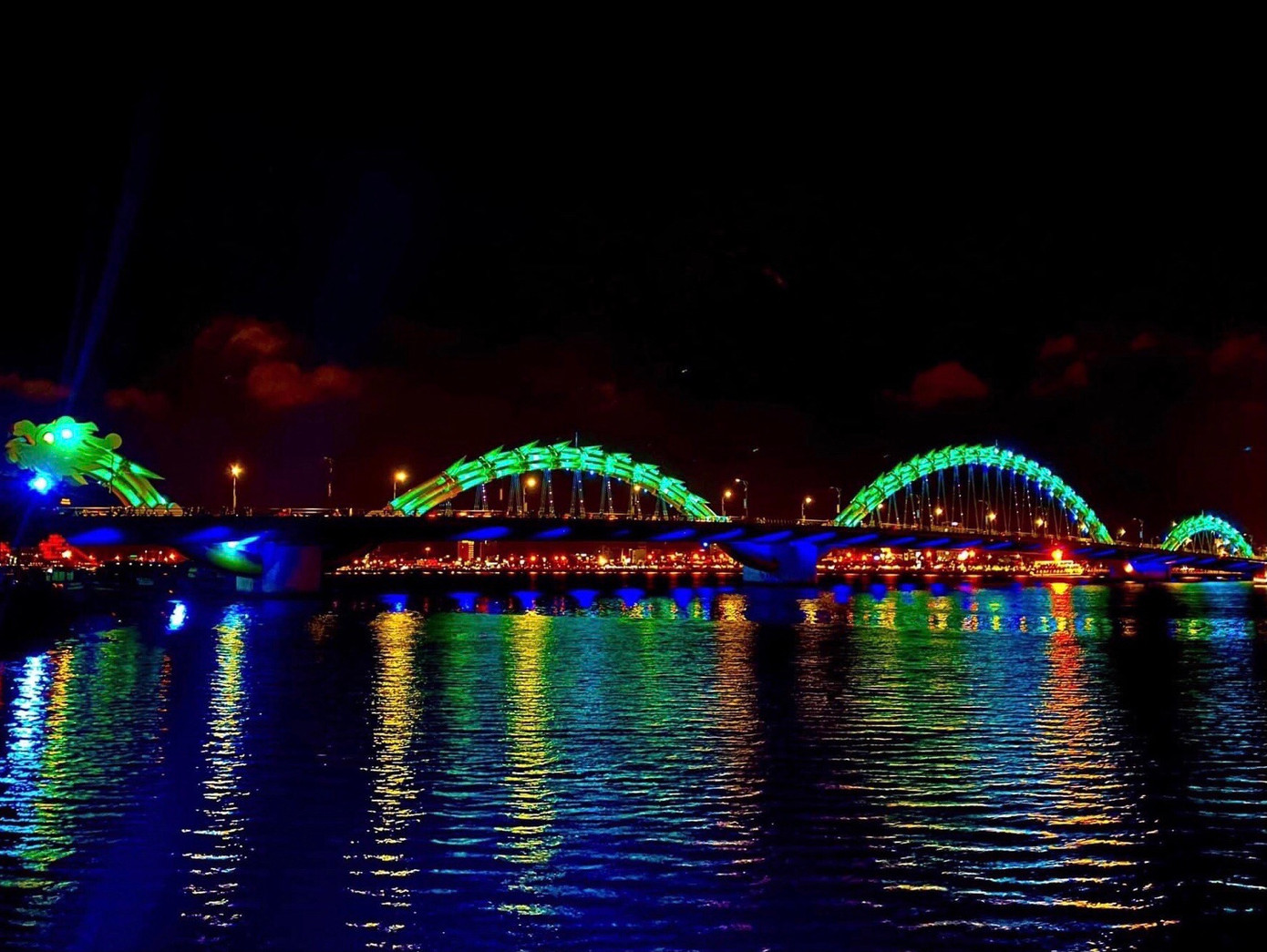 Đà Nẵng tắt 100% đèn chiếu sáng trang trí, quảng cáo từ 20 giờ hàng ngày đẩy mạnh tiết kiệm điện. Ảnh: Thái Lâm.