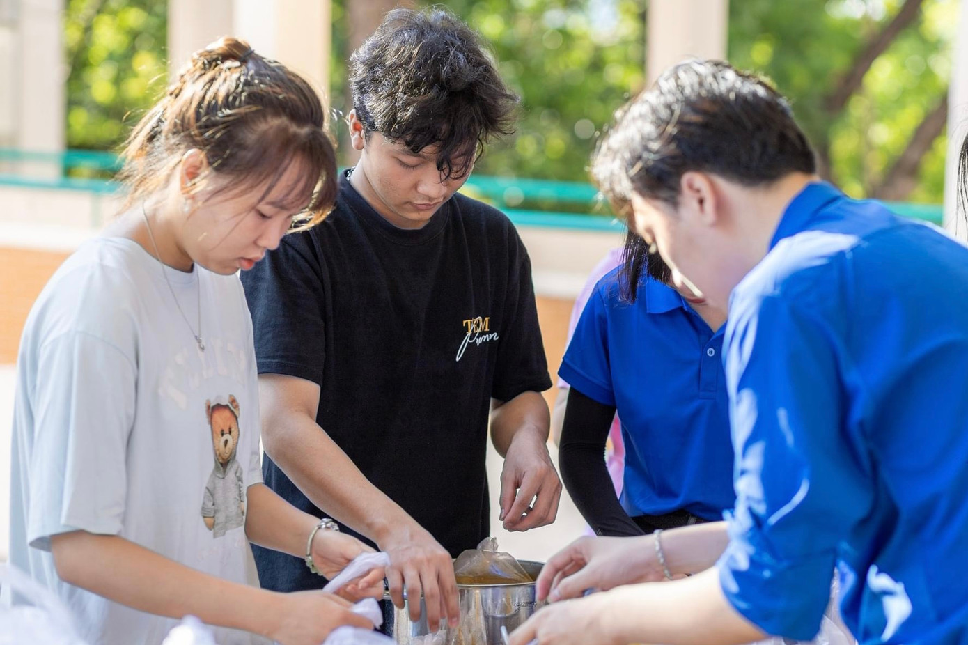 Trong đó hoạt động nấu và phát 250 suất mỳ Quảng cho các bệnh nhân tại Bệnh viện Phụ Sản - Nhi TP Đà Nẵng thu hút hàng trăm đoàn viên thanh niên tham gia.