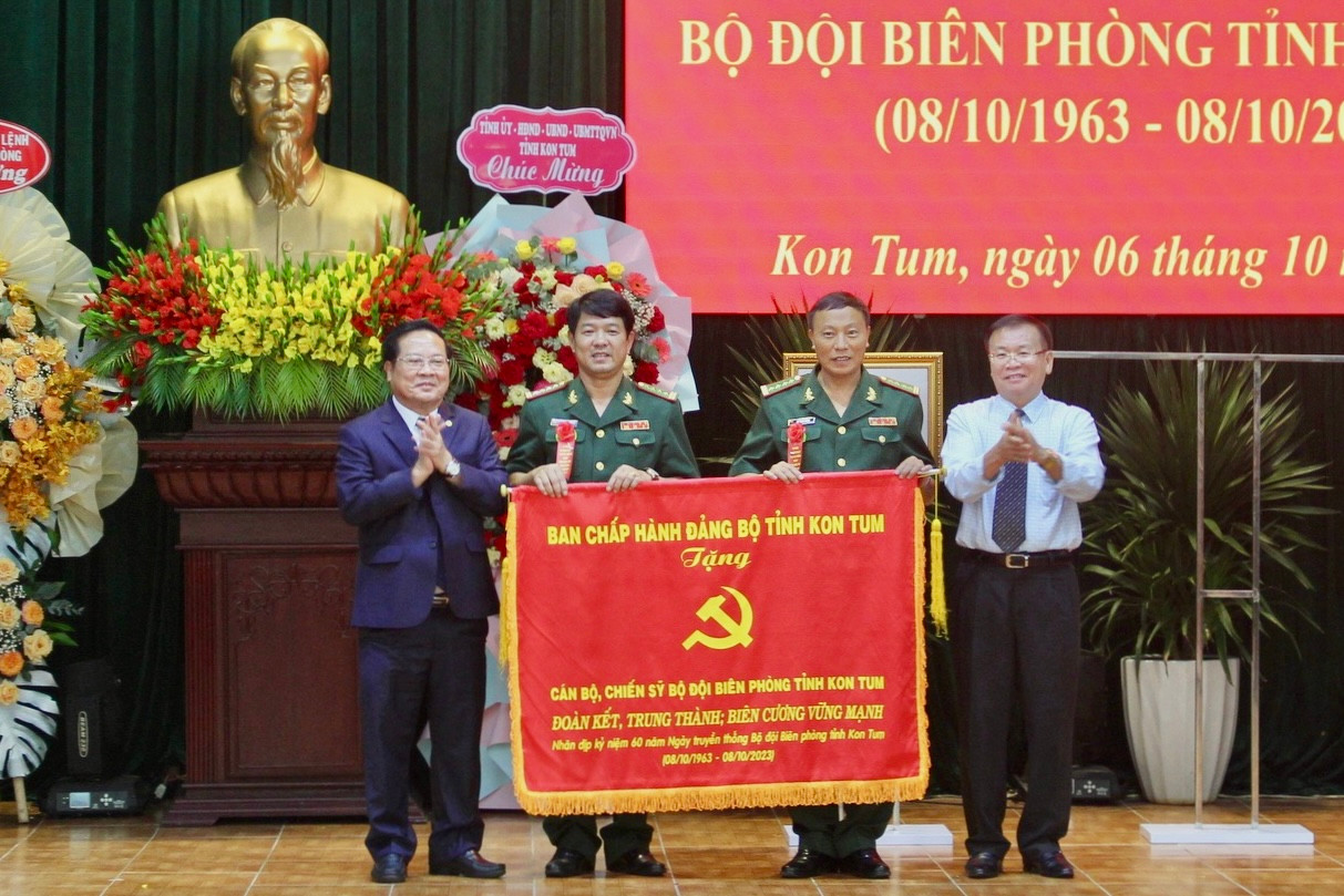 Lãnh đạo tỉnh Kon Tum trao tặng Bức trướng cho Bộ Chỉ huy Bộ đội Biên phòng tỉnh.
