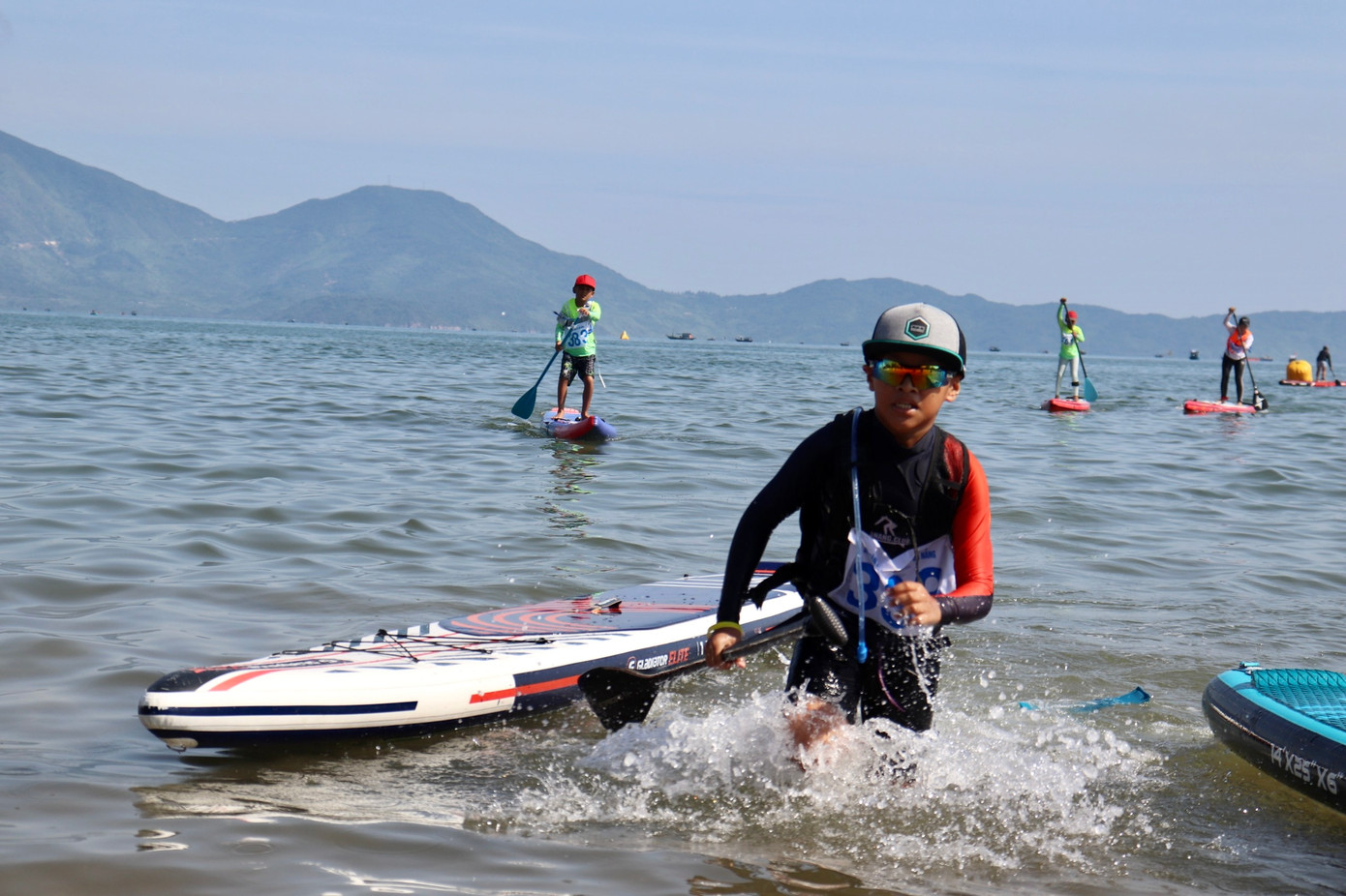Cuộc thi Sup trên biển gay cấn từng những vòng đầu khiến nhiều khán giả phấn khích. Vì chưa có gió, giải thi Sailing dời lịch thi đấu vào chiều 19/8.