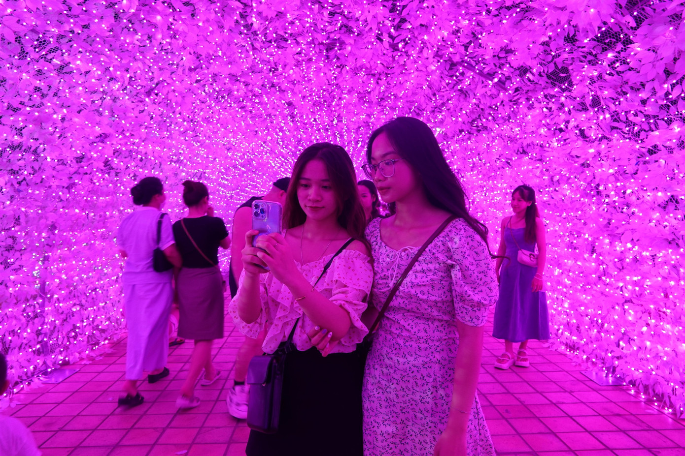 Không gian trình diễn ánh sáng là điểm nhấn cảnh quan khu vực giữa thành phố. Rất nhiều người dân, đặc biệt là giới trẻ lui tới tham quan, check-in.