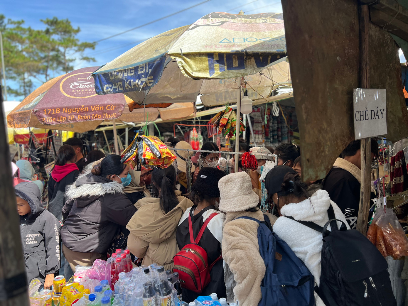 Cửa hàng bán đồ lưu niệm quanh khu vực thánh địa Măng Đen hút khách.