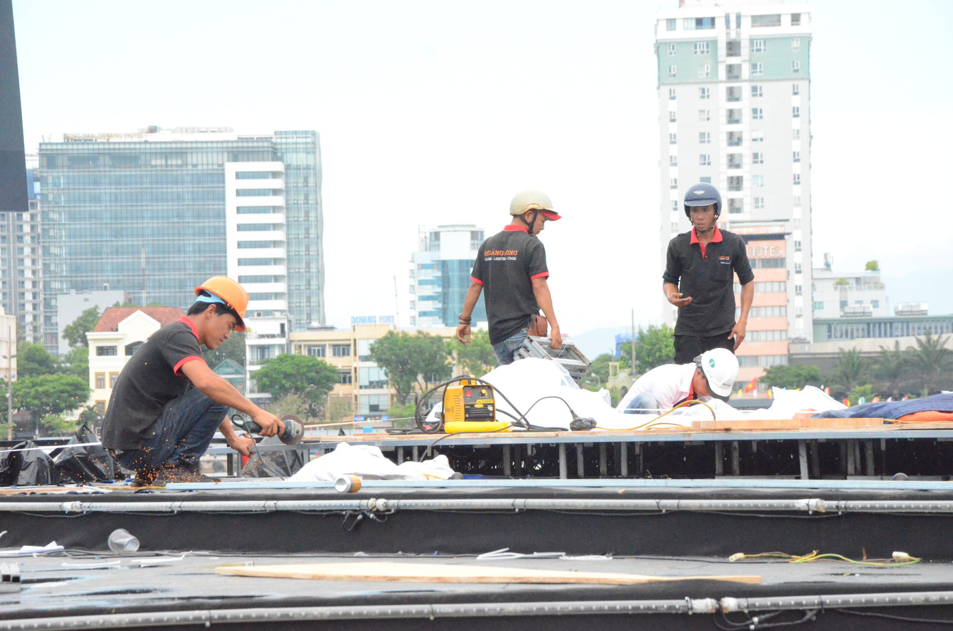 Trước đó, ngày 19/5, ông Lê Trung Chinh, Chủ tịch UBND TP Đà Nẵng đã có chuyến khảo sát, thăm hỏi và động viên đội ngũ xây dựng sân khấu DIFF. Theo Chủ tịch UBND TP Đà Nẵng, sau 3 năm không tổ chức DIFF, thành phố chắc chắn sẽ gặp những khó khăn nhất định nhưng không vì đó mà nản. Mong muốn đội thi công tập trung mọi nguồn lực hoàn thành cơ bản các hạng mục liên quan để kịp ngày khai mạc lễ hội.