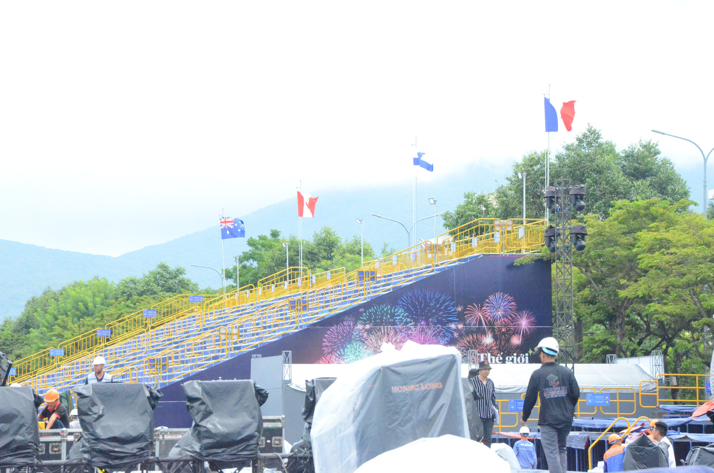 Theo BTC, chương trình khai mạc DIFF 2023 năm nay tại TP Đà Nẵng sẽ quy tụ hơn 180 nghệ sĩ đến từ 25 quốc gia trên thế giới. Bên cạnh đó, sau đêm khai mạc, đội Đà Nẵng (đại diện Việt Nam) sẽ so tài đêm khai mạc với Phần Lan. Các cặp đấu tiếp theo là Canada - Pháp (10/6), Italy - Australia (17/6), Ba Lan - Anh (24/6). Chung kết diễn ra tối 8/7.