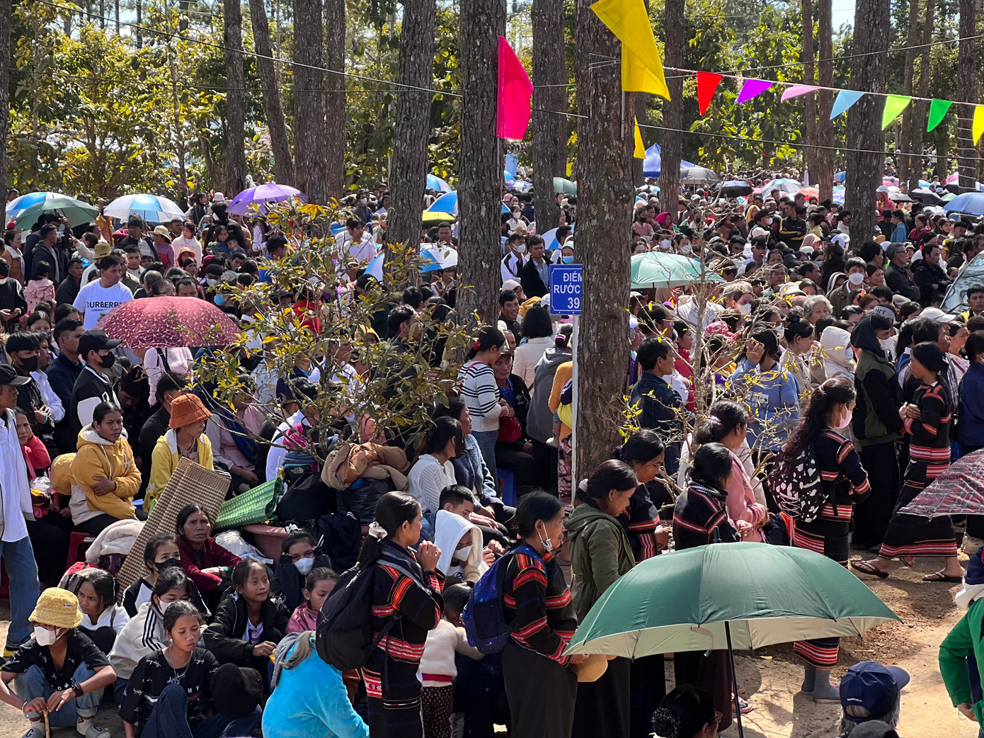 Tham gia lễ hội, chị Y Chứ (Đắk Lắk) chia sẻ năm nào gia đình cũng tham gia lễ hội. Trong 2 ngày này, chúng tôi được thể hiện sự tôn kính hướng về Chúa và Đức Mẹ.