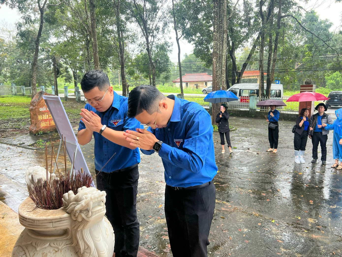 Trong ngày đầu tiên, đoàn đã dâng hương, dâng hoa tại Di tích lịch sử cấp quốc gia Ngục Kon Tum (TP.Kon Tum), Di tích lịch sử cách mạng Điểm cao 601 (huyện Đăk Hà).