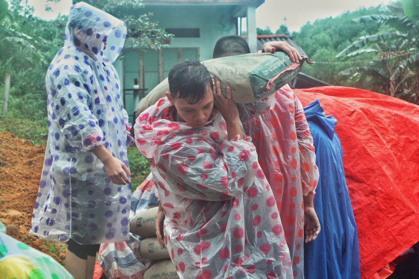 Vì thời gian có hạn, CLB đã tặng 40 bao xi măng, tặng sơn cho bà con nơi đây tiếp tục hỗ trợ làm đường, sửa nhà. Vì thời gian có hạn, CLB đã tặng 40 bao xi măng, tặng sơn cho bà con nơi đây tiếp tục hỗ trợ làm đường, sửa nhà.