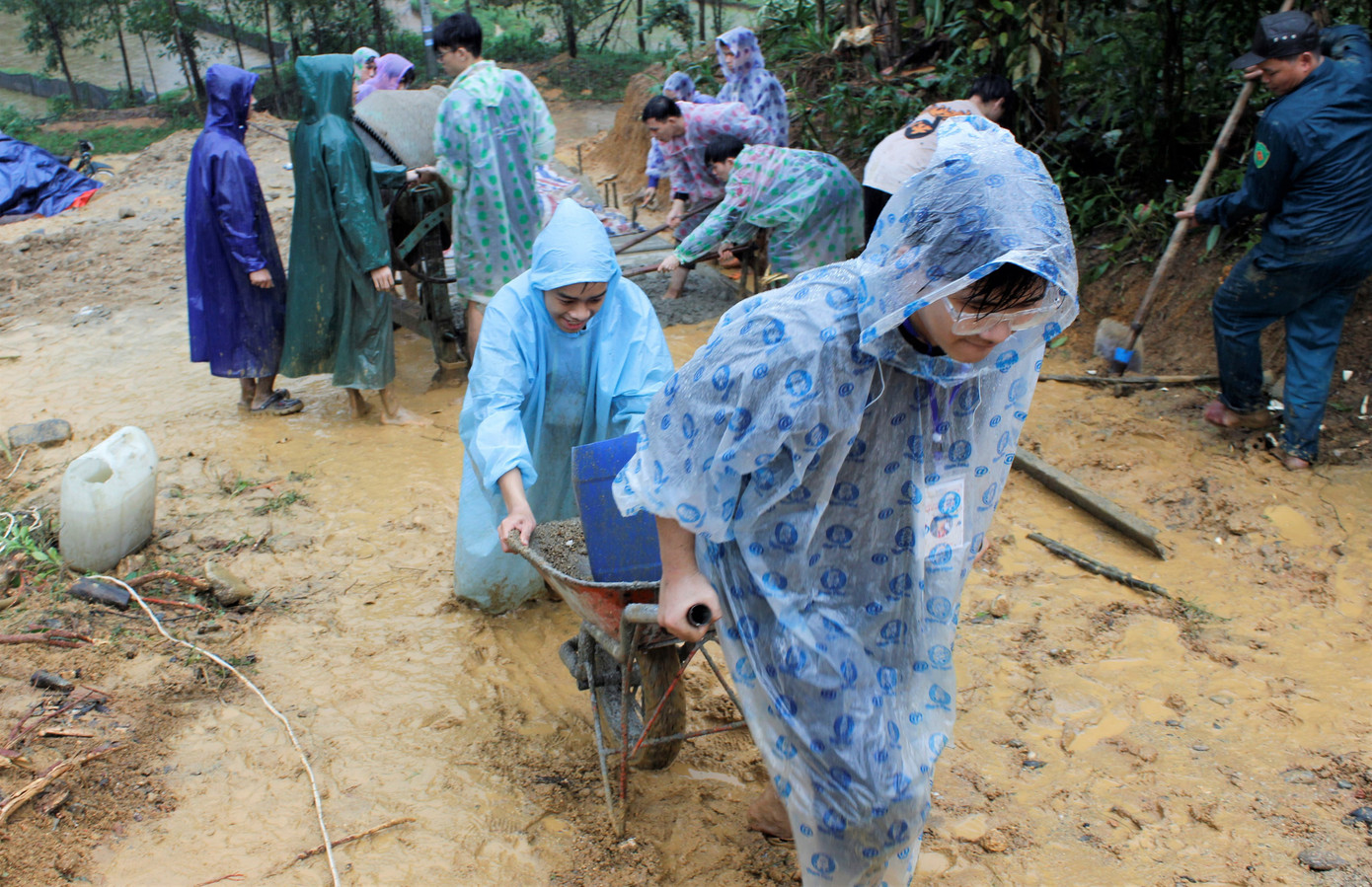 Các thành viên trong CLB luân phiên cõng vác xi măng để sửa đường, phát quang, dọn dẹp đường làng. Các thành viên trong CLB luân phiên cõng vác xi măng để sửa đường, phát quang, dọn dẹp đường làng.