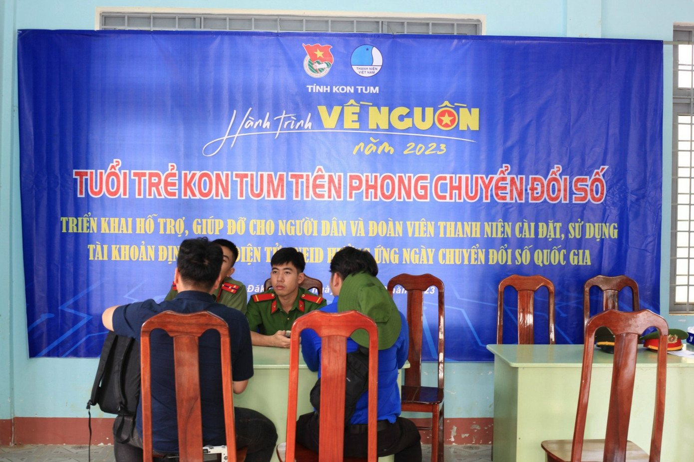 Hàng trăm ĐVTN hỗ trợ, giúp đỡ hơn 500 lượt người dân và ĐVTN dân tộc thiểu số (DTTS) cài đặt, sử dụng tài khoản định danh điện tử VneID.